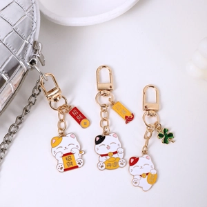 Lot de trois porte-clés Maneki Neko plaqués or avec breloques festives traditionnelles