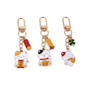 Trois porte-clés Maneki Neko chat porte-bonheur en métal doré avec charmes festifs