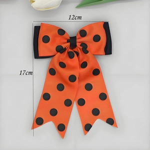 Détail du nœud papillon double couche orange à pois noirs avec dimensions de 12cm de largeur