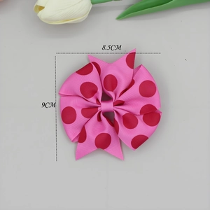 Roze haarstrik met rode stippen en een elegant meerlaags prinsessenontwerp voor meisjes