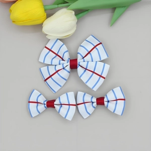 Détail d'un ensemble de nœuds en ruban gros-grain rayé pour accessoires de cheveux