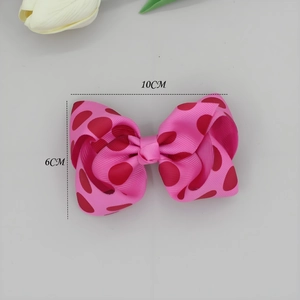 Detailopname van roze grosgrain haarkrik met rode stippen van 10cm bij 6cm grootte