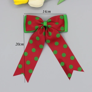 Détail d'un nœud papillon rouge à pois verts de 14cm avec de longs rubans de 20cm