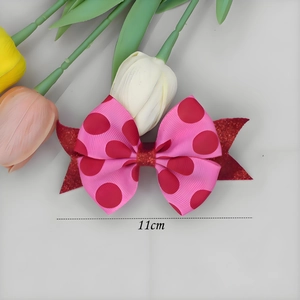 Detail van 11cm roze grosgrain strik met rode stippen en glanzende glitterlagen