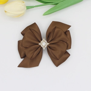 Pince à cheveux élégante en satin marron foncé avec un centre en cristal scintillant