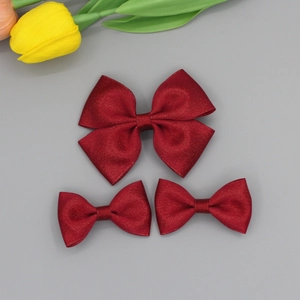 Lot de trois barrettes nœuds en satin rouge avec texture scintillante dorée