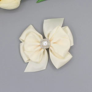 Elegante fermaglio per capelli in raso crema con fiocco, perla e strass