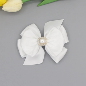 Elegante fermaglio per capelli in raso bianco con fiocco e perla su sfondo grigio