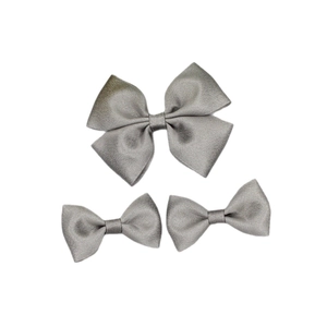 Ensemble de 3 nœuds papillon gris en satin avec finition soyeuse pour coiffure enfant