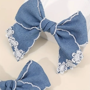 Barrette à cheveux avec nœud en denim bleu et broderie de dentelle blanche élégante