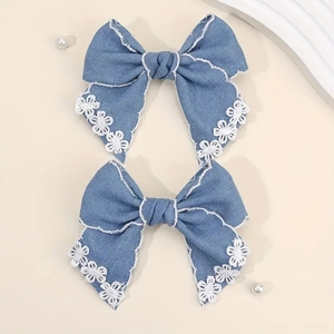 Paire de barrettes à nœud en jean bleu avec bordure en dentelle blanche et broderie