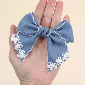 Barrette À Cheveux Nœud En Denim Bleu Doux Avec Broderie Florale En Dentelle Blanche Fait Main Pour Femmes Et Filles