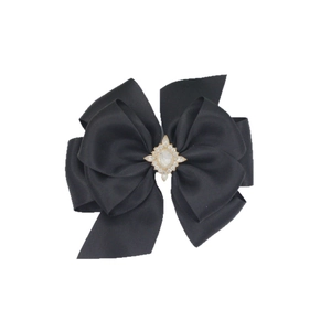 Barrette élégante en ruban noir multicouche avec un centre orné de cristaux brillants
