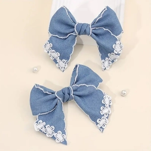 Détails des barrettes nœuds en denim bleu avec broderie de fleurs en dentelle blanche