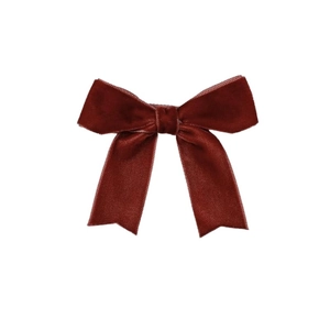 Vue détaillée du nœud à cheveux en velours rouge foncé avec une texture douce de qualité