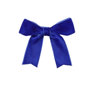 Détail d'un nœud en velours bleu foncé avec texture riche sur fond blanc pur