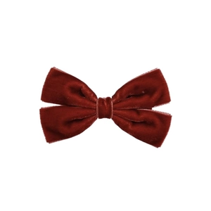 Vue détaillée de la texture douce en velours et des coutures du nœud papillon rouge foncé