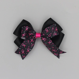 Detalle de un lazo para el pelo negro de doble capa con el logotipo del lazo rosa del cáncer