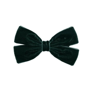 Détail d'une barrette nœud en velours vert foncé pour filles avec texture douce et double couche