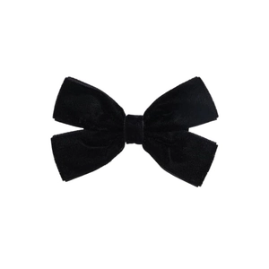Détail de la texture veloutée d'une barrette à cheveux noire avec un nœud double épaisseur