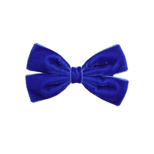 Détail du nœud à cheveux en velours bleu roi avec texture douce et finition riche