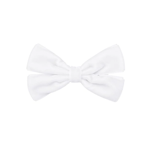 Détail d'un nœud papillon en velours blanc montrant la texture du tissu et la finition