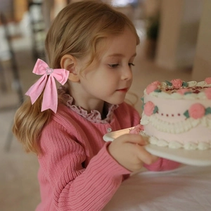 Nœud de cheveux en velours rose avec strass cœur pour filles dans un décor de fête