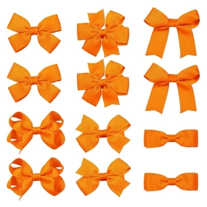 Vue détaillée du lot de 10 pinces à cheveux orange en ruban côtelé avec nœuds variés