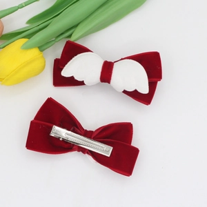 Barrettes à cheveux ailes d'ange en velours rouge avec accents en peluche blanche et clips