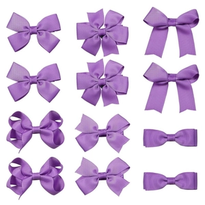 Détail de 10 différents nœuds papillon violets en ruban gros-grain pour filles et enfants