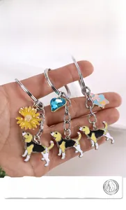 Dettaglio del portachiavi fai-da-te a forma di beagle con ciondoli a fiori e cuori