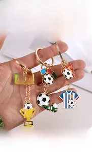 Detail von Fußball Schlüsselanhänger Set mit Goldpokal Schuh und gestreiftem Trikot