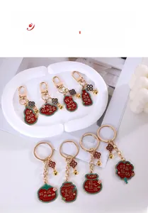 Détail de porte-clés du Nouvel An en métal avec pendentifs traditionnels en émail fin