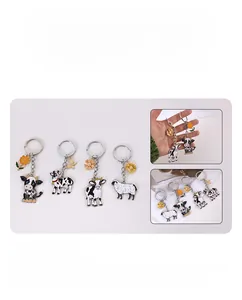 Détail de porte-clés en métal coloré en forme d'animaux avec breloques de fleurs et finition
