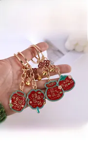 Détail de porte-clés chinois traditionnel en émail rouge avec inscriptions de chance