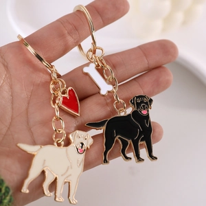 Porte-clés Labrador chic en émail noir et crème avec charms cœur rouge et petit os