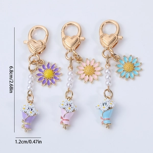Porte-clés marguerite avec fermoir cœur doré et perles en violet, rose et bleu pastel