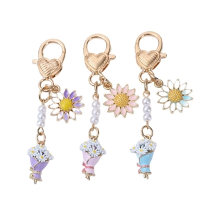 Lot de trois porte-clés marguerite colorés avec fermoirs cœur dorés et perles d'imitation