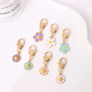 Alloy Enamel Flower Daisy Keychain Heart Shaped Clasp Bag Charm Hanging Decoration For Women Girls Birthday Daily Gift