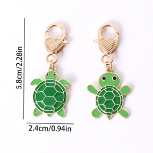 Porte-clés tortue doré avec émail vert et fermoir cœur, pendentif de 5,8 cm de long