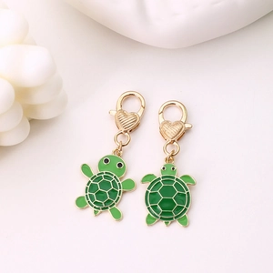 Pendentif tortue en émail vert avec carapace dorée et fermoir mousqueton cœur