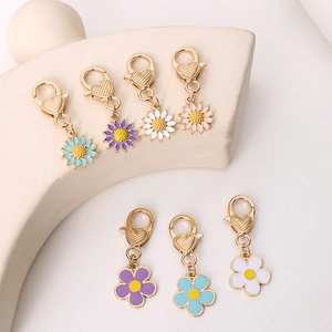 Floral alloy keychains with heart-shaped gold clasps and colorful enamel daisy pendants