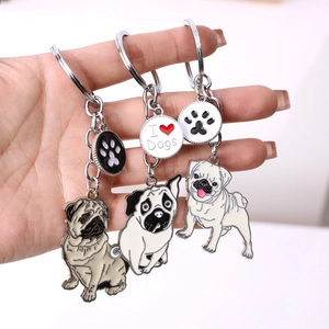 Trois porte-clés carlin en métal avec charms patte et texte I Love Dogs en main