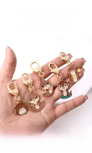 Lot de cinq porte-clés loutre de mer en émail avec mousquetons dorés en forme de cœur