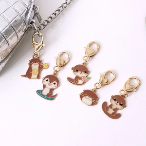 Porte-Clés Métal Loutre Mignon Pendentif Émail Animal de Dessin Animé Pour Sac à Dos Alliage d'Or Bijoux Accessoire Cadeau
