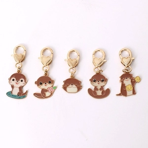 Lot de cinq porte-clés loutre en émail avec fermoirs mousquetons dorés en forme de cœur
