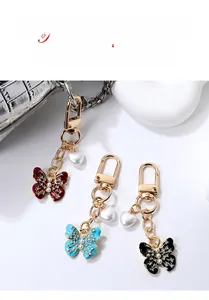 Vue macro détaillée de porte-clés papillons colorés avec perles et strass sur fond blanc