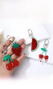 Gros plan de porte-clés fruits en acrylique pailleté avec fermoirs mousquetons argent