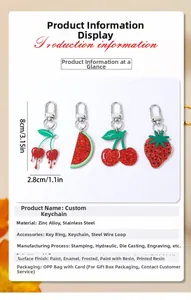 Gros plan de porte-clés en acrylique pailleté avec breloques cerise et pastèque