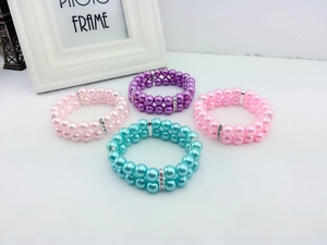 Détail de colliers en perles doubles pour animaux avec séparateurs sertis de strass